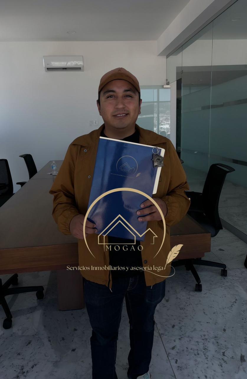 Cliente MOGAO recibiendo sus escrituras