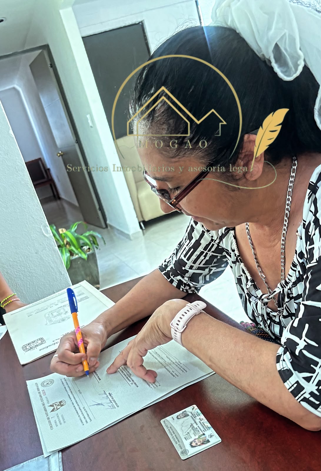 Cliente MOGAO recibiendo sus escrituras