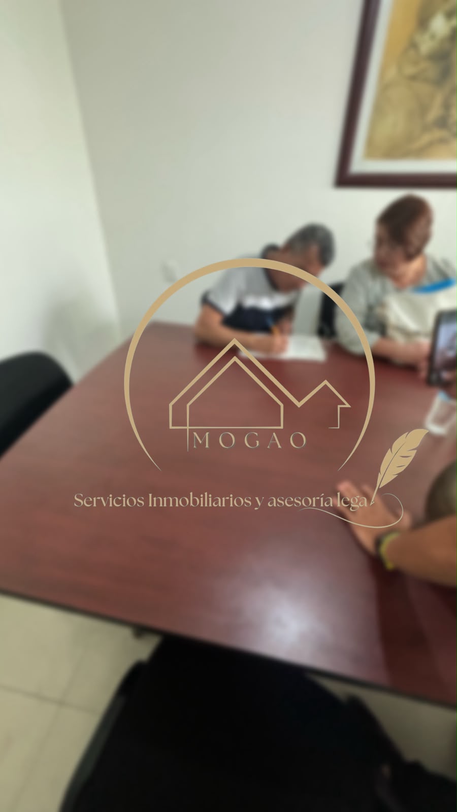 Cliente MOGAO recibiendo sus escrituras