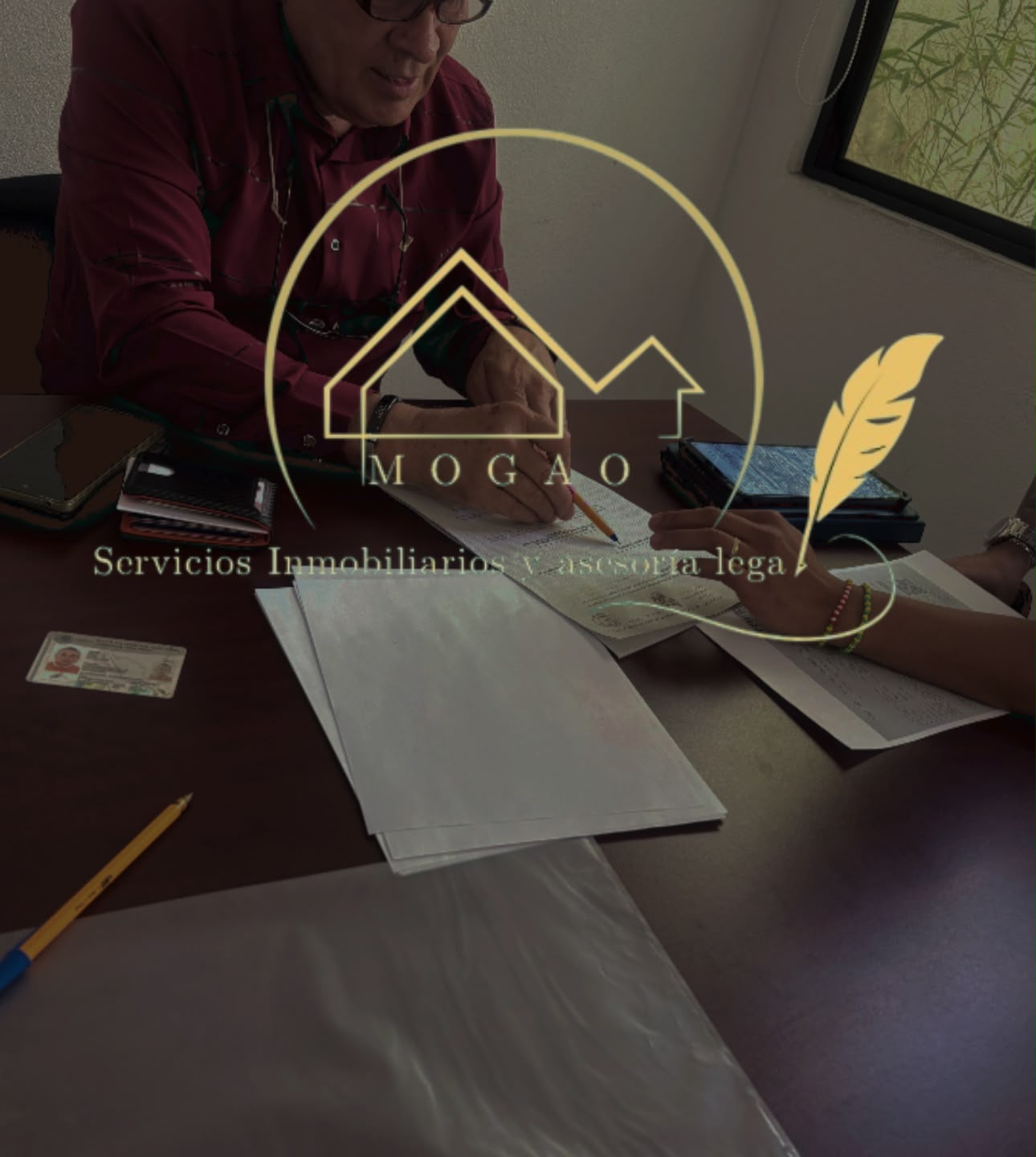 Cliente MOGAO recibiendo sus escrituras